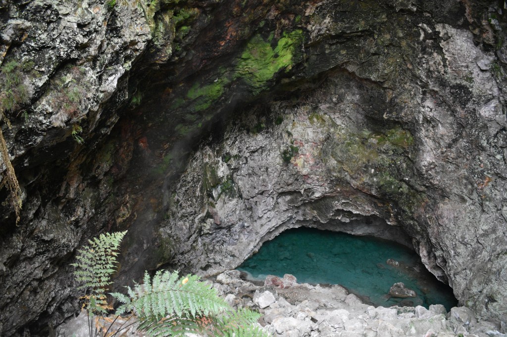 Ruatapu geothermal cave